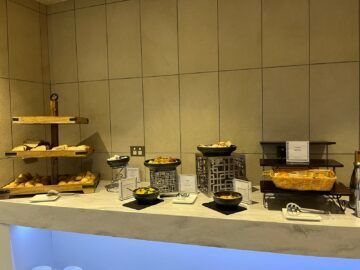 Fiji Airways Premier Lounge Nadi Buffet Brot