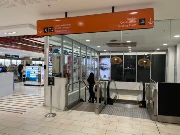 Fiji Airways Premier Lounge Nadi Rolltreppe 1