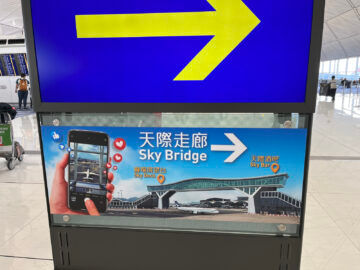 Hong Kong Airport Sky Bridge Hinweisschild