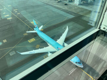Hong Kong Airport Sky Bridge Korean Air Flugzeug