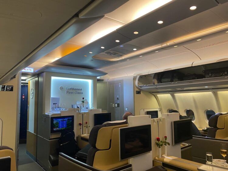 Lufthansa First Class Airbus A340 600 Blick In Die Kabine