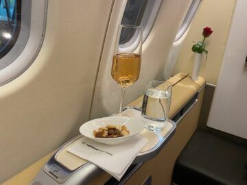 Lufthansa First Class Airbus A340 600 Champagner Nuesse