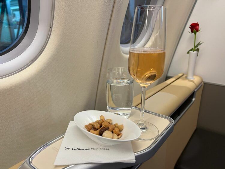 Lufthansa First Class Airbus A340 600 Champagner Start