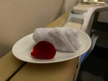 Lufthansa First Class Airbus A340 600 Heisses Tuch
