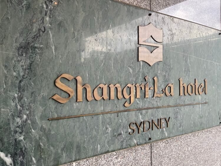 Shangri La Sydney Schild