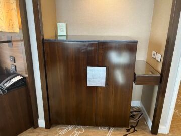 Shangri La Sydney Zimmer Minibar 1