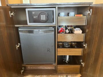Shangri La Sydney Zimmer Minibar 2
