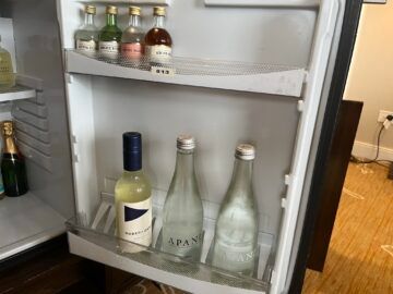 Shangri La Sydney Zimmer Minibar 4