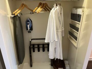 Shangri La Sydney Zimmer Schrank
