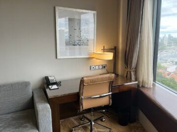 Shangri La Sydney Zimmer Schreibtisch