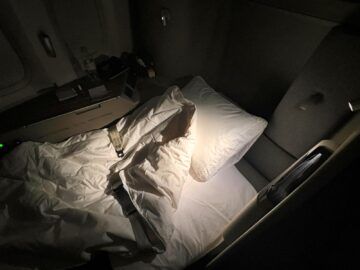 Cathay Pacific First Class Boeing 777 300er Bett 1