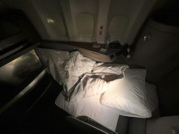 Cathay Pacific First Class Boeing 777 300er Bett 2