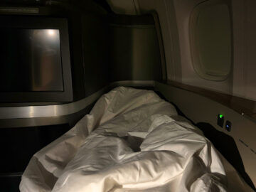 Cathay Pacific First Class Boeing 777 300er Bett 3