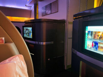 Cathay Pacific First Class Boeing 777 300er Gang 2