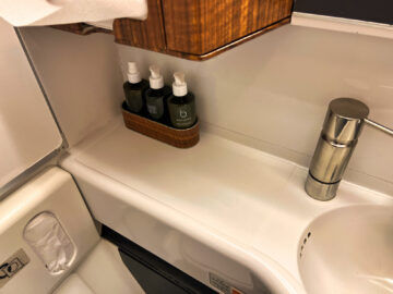Cathay Pacific First Class Boeing 777 300er Kleines Bad 2