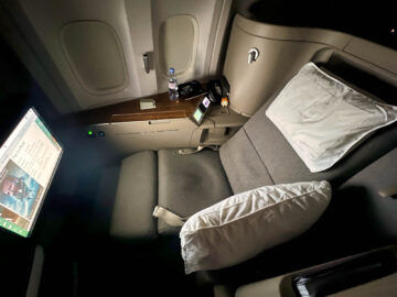 Cathay Pacific First Class Boeing 777 300er Loungeposition 1