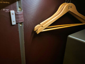 Cathay Pacific First Class Boeing 777 300er Schrank 1