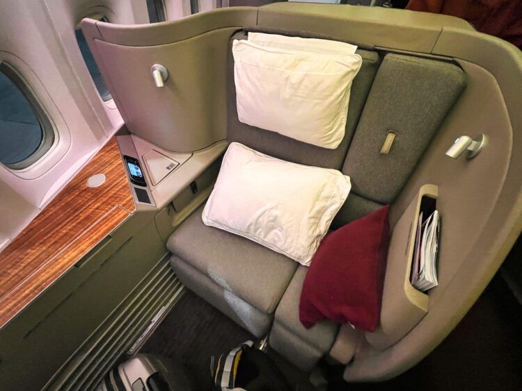 Cathay Pacific First Class Boeing 777 300er Sitz 2