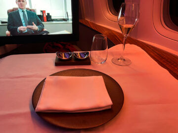 Cathay Pacific First Class Boeing 777 300er Tisch 1