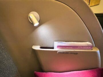 Cathay Pacific First Class Boeing 777 300er Zeitschriftenfach 1