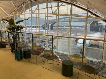 Cathay Pacific The Deck Business Class Lounge Hongkong Blick Auf Sky Bridge