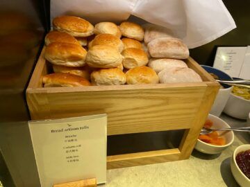 Cathay Pacific The Deck Business Class Lounge Hongkong Brot