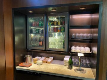 Cathay Pacific The Deck Business Class Lounge Hongkong Getraenke