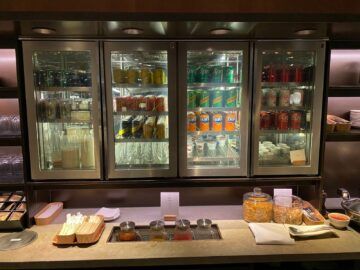 Cathay Pacific The Deck Business Class Lounge Hongkong Getraenke2