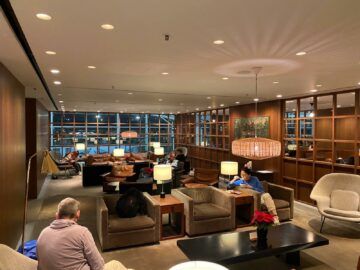 Cathay Pacific The Deck Business Class Lounge Hongkong Hauptbereich