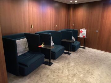 Cathay Pacific The Deck Business Class Lounge Hongkong Lesesessel