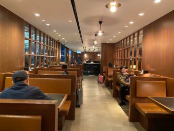 Cathay Pacific The Deck Business Class Lounge Hongkong Restaurant Bereich