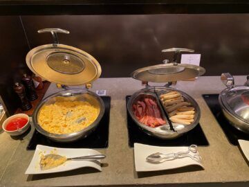Cathay Pacific The Deck Business Class Lounge Hongkong Ruehrei