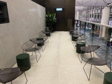 Cathay Pacific The Deck Business Class Lounge Hongkong Sitz Terrasse1