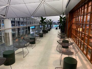 Cathay Pacific The Deck Business Class Lounge Hongkong Terrasse