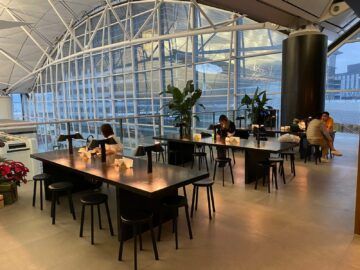 Cathay Pacific The Deck Business Class Lounge Hongkong Terrasse4