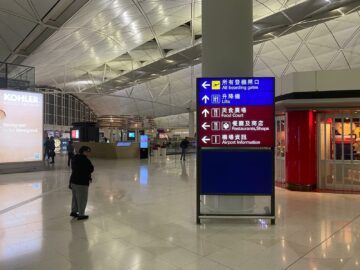 Cathay Pacific The Deck Business Class Lounge Hongkong Wegweiser1