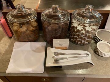 Cathay Pacific The Deck Business Class Lounge Hongkong Weihnachts Cookies