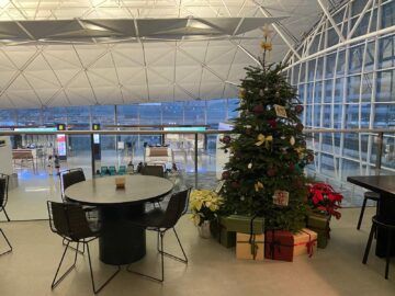 Cathay Pacific The Deck Business Class Lounge Hongkong Weihnachtsbaum