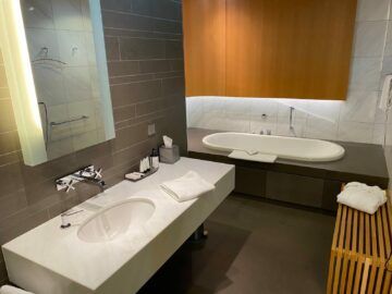 Lufthansa First Class Lounge A13 Frankfurt Dusche Bad