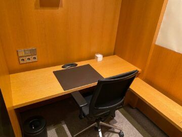 Lufthansa First Class Lounge A13 Frankfurt Schreibtisch