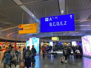 Lufthansa First Class Lounge A13 Frankfurt Wegweiser Decke