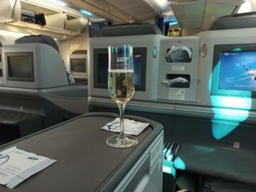 Lot Polish Airlines Business Class Boeing 787 8 Essen Champagner