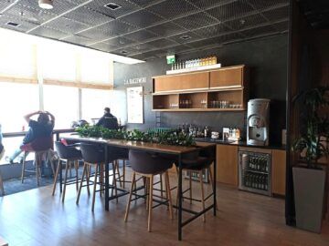 Lot Polish Airlines Business Class Lounge Mazurek Warschau Tisch An Der Bar