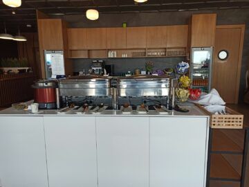 Lot Polish Airlines Business Class Lounge Mazurek Warschau Warme Speisen