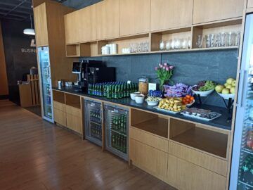Lot Polish Airlines Business Class Lounge Mazurek Warschau Wasser Kaffee