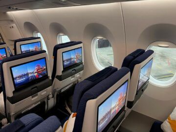 Lufthansa Airbus A350 Allegris Economy Class Fensterreihe Bildschirm
