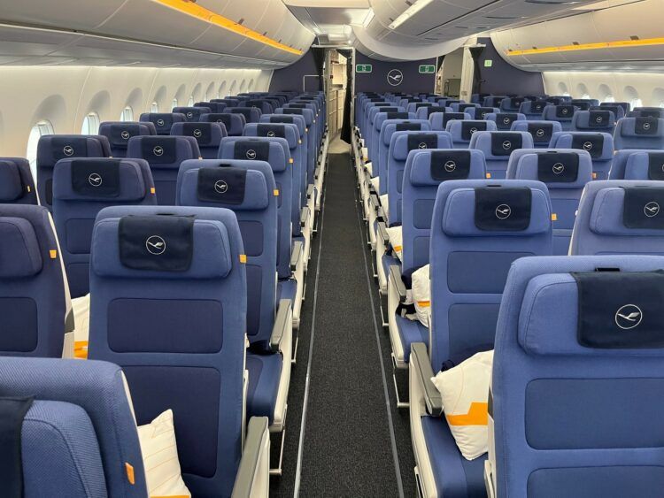 Lufthansa Airbus A350 Allegris Economy Class Kabine Vorderer Teil
