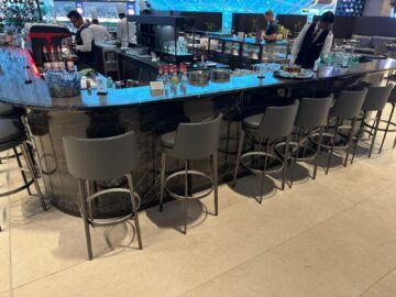 Qatar Airways Al Mourjan Business Lounge The Garden Barhocker