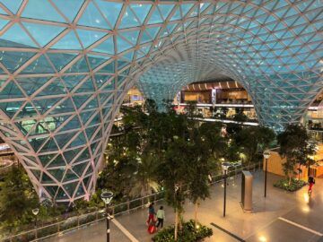 Qatar Airways Al Mourjan Business Lounge The Garden Blick Auf The Orchard Links