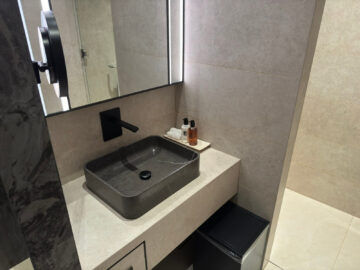 Qatar Airways Al Mourjan Business Lounge The Garden Duschkabine